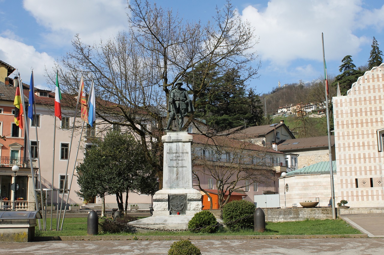 figura di soldato: alpino, allegoria del Lavoro, allegoria del Sacrificio per la Patria, allegoria della Vittoria (monumento ai caduti - a cippo) di Pozza Ugo, Fonderia artistica M. Piazza (sec. XX)