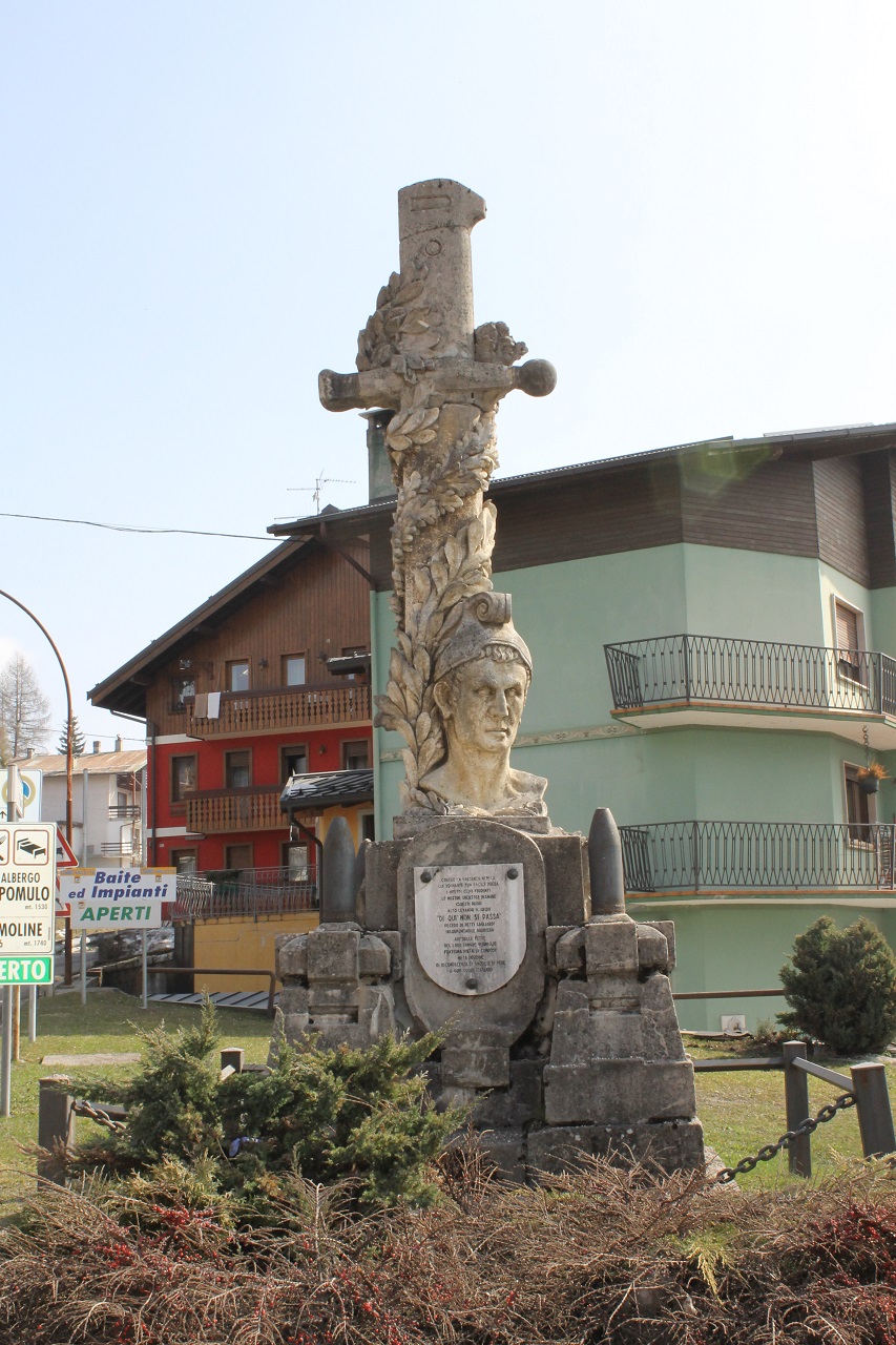 testa d’uomo con elmo di cavalleria e pugnale decorato (monumento ai caduti) - ambito italiano (sec. XX)