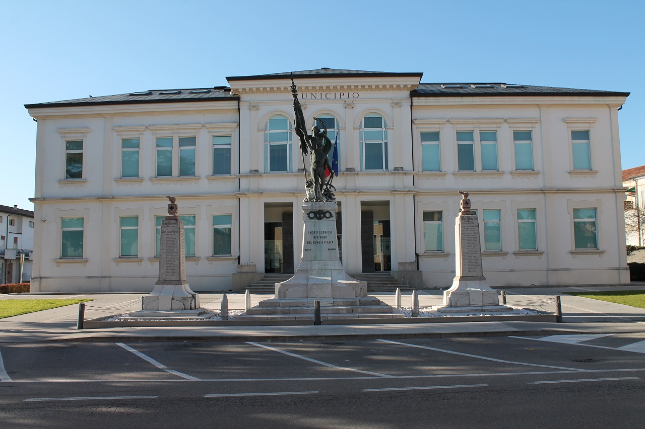 allegoria della Vittoria che incorona un soldato come eroe antico (monumento ai caduti - a cippo) di Caldana Egisto (sec. XX)