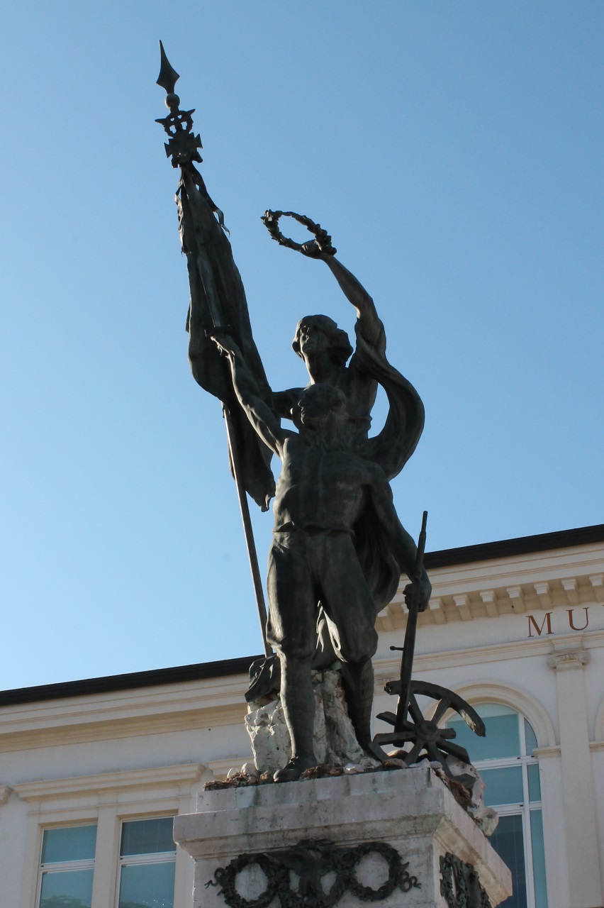 allegoria della Vittoria che incorona un soldato come eroe antico (monumento ai caduti - a cippo) di Caldana Egisto (sec. XX)
