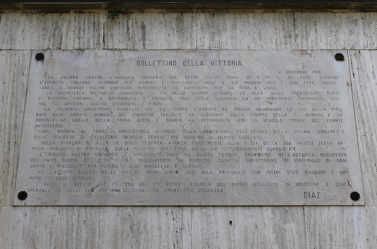 allegoria della Vittoria che incorona un soldato e indica la via (monumento ai caduti - a cippo) di Caldana Egisto, Fonderia artistica Battaglia, Pogliani e Frigerio (sec. XX)