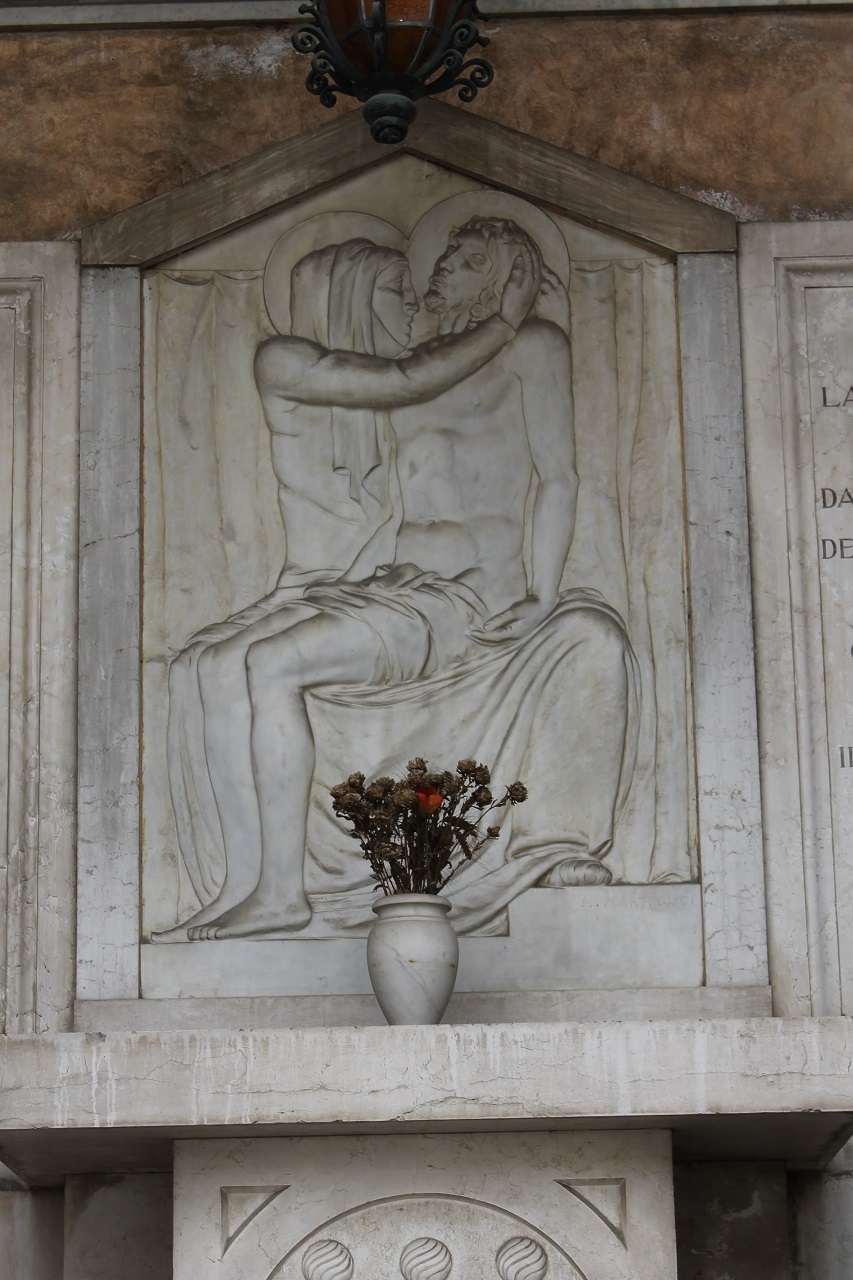 Pietà (monumento ai caduti - ad ara) di Forlati Ferdinando, Martinuzzi Napoleone (sec. XX)