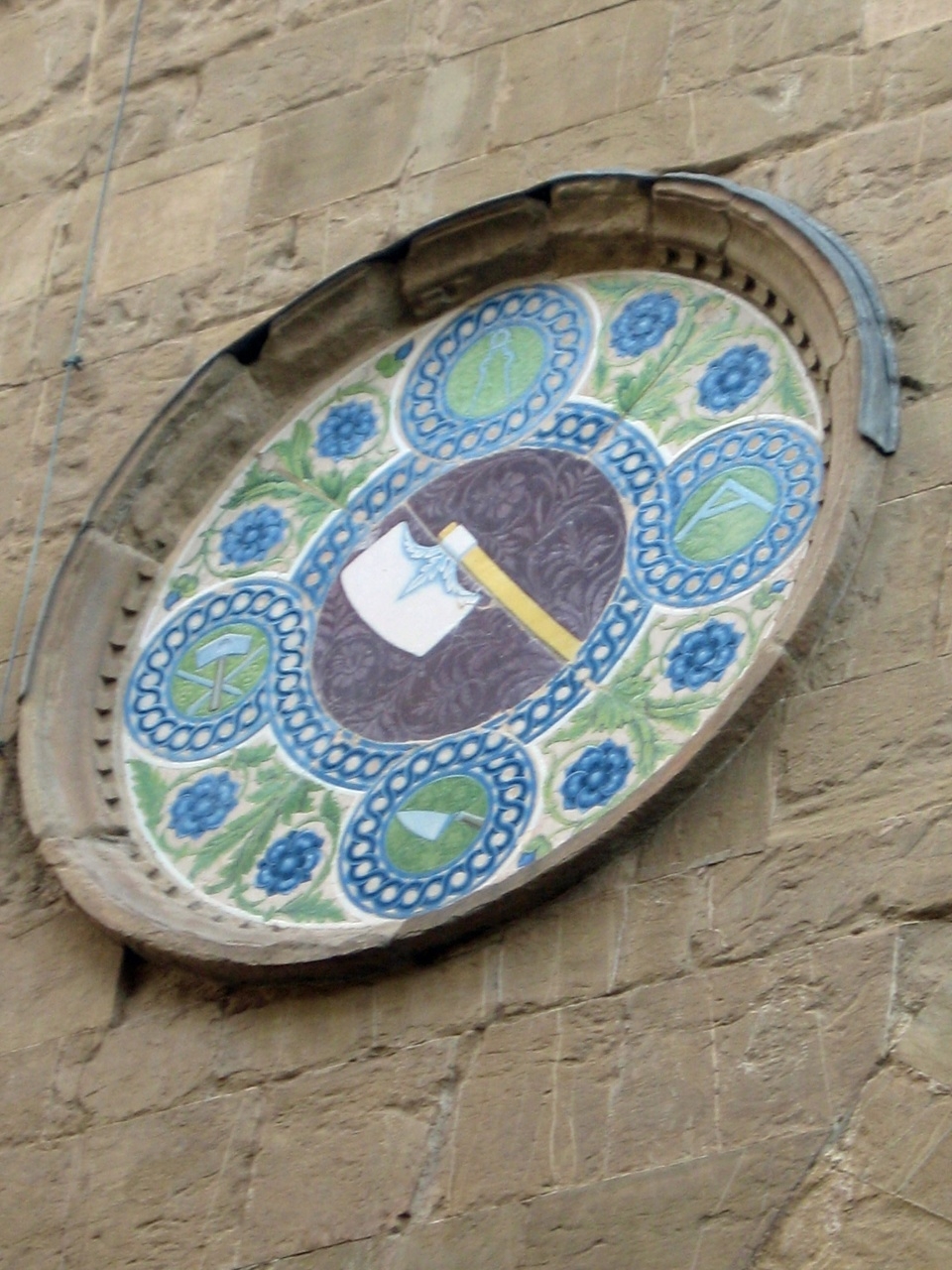 stemma dell'Arte dei Maestri di Pietra e di Legname (scudo) di Della Robbia Luca (terzo quarto sec. XV)