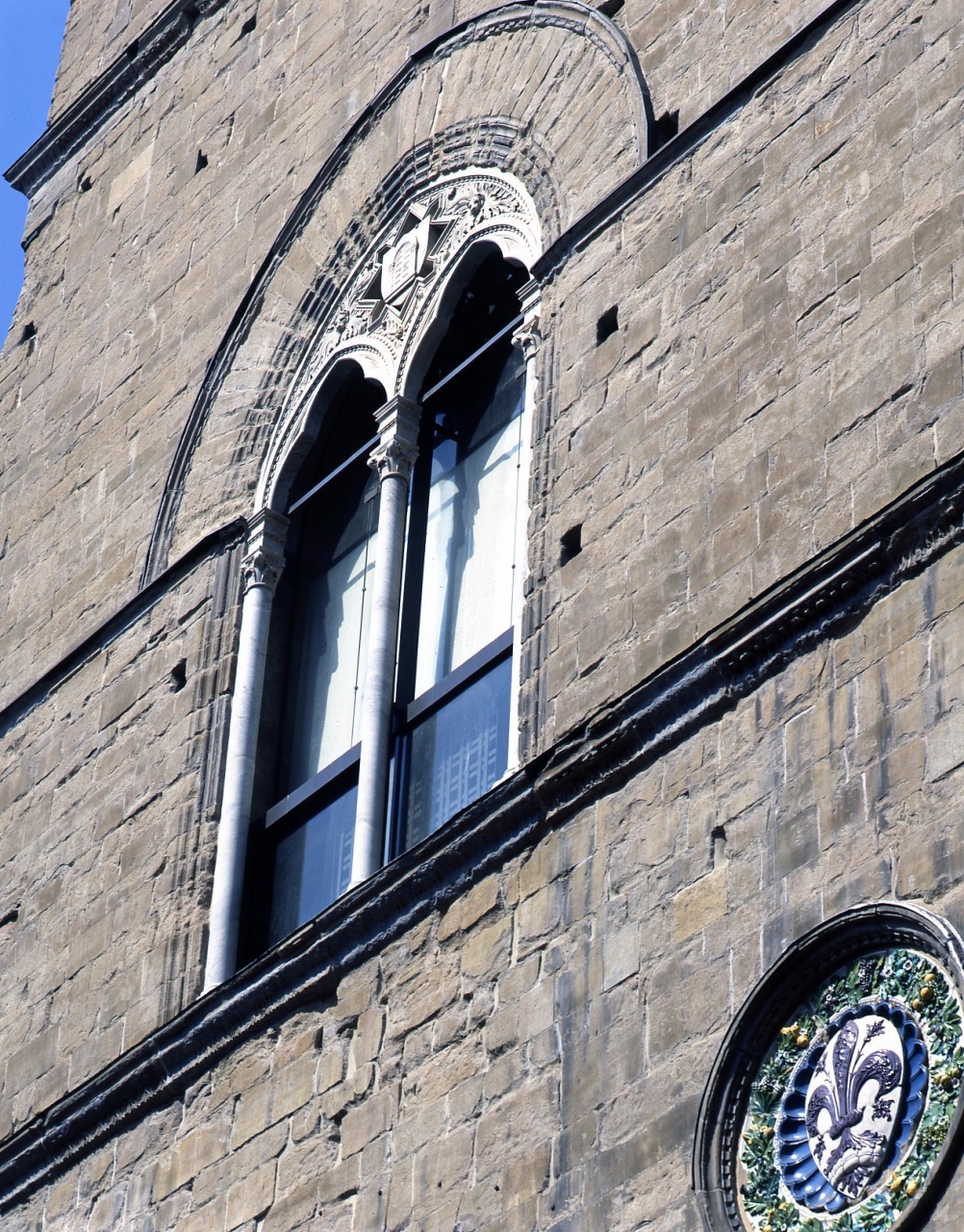 stemma dell'Arte di Por Santa Maria (o Arte della Seta) (bifora) - manifattura fiorentina (ultimo quarto sec. XIV)