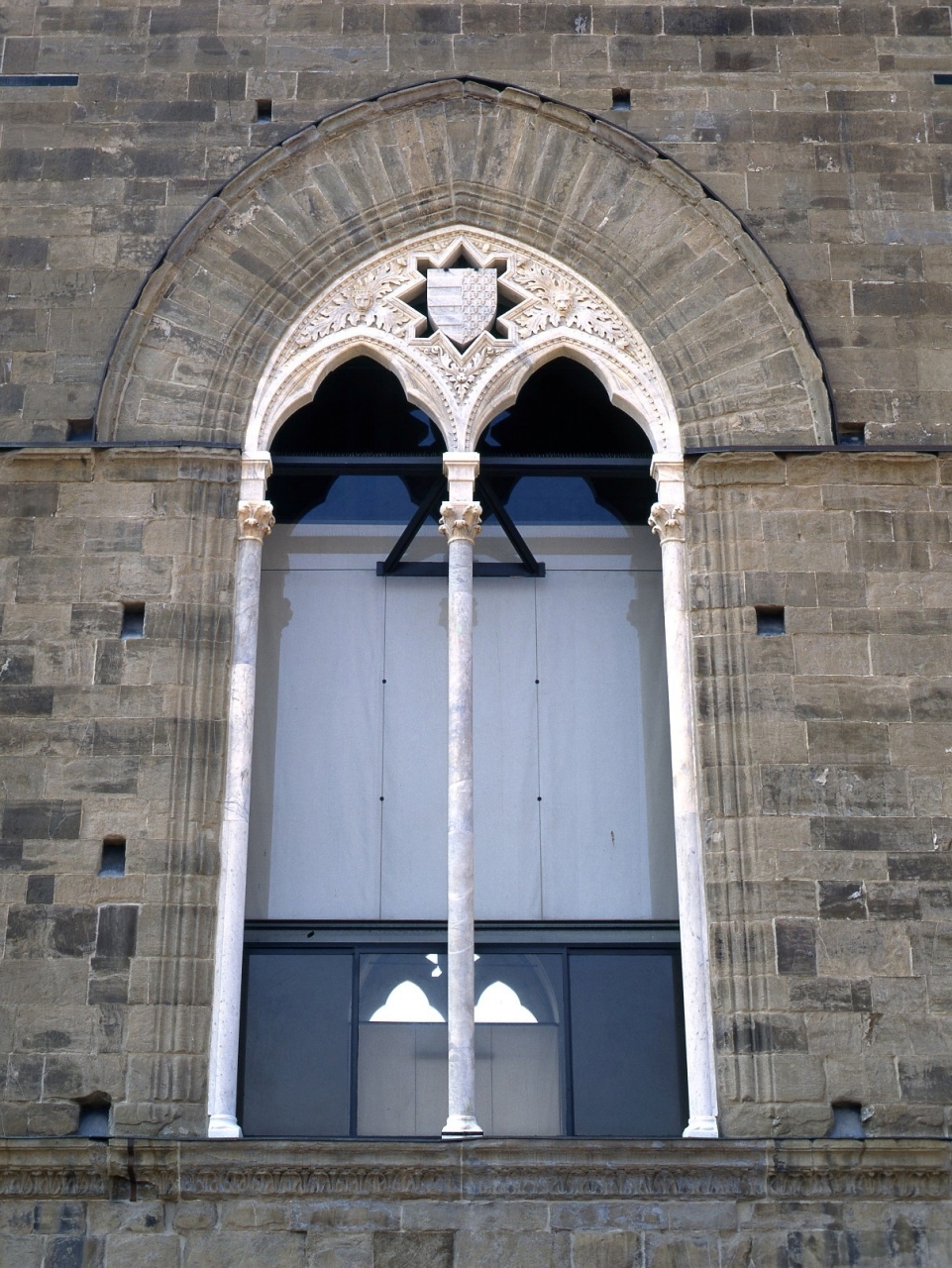 stemma di Ludovico d'Angiò (bifora) - manifattura fiorentina (ultimo quarto sec. XIV)