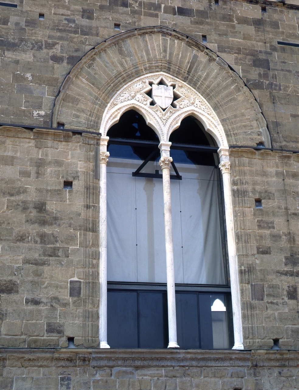 stemma del Popolo di Firenze (bifora) - manifattura fiorentina (ultimo quarto sec. XIV)