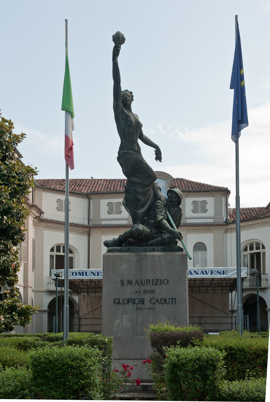 figura di soldato con allegoria della Vittoria (monumento ai caduti - a cippo) di Monti Michelangelo, Barberis C. Ditta (prima metà sec. XX)