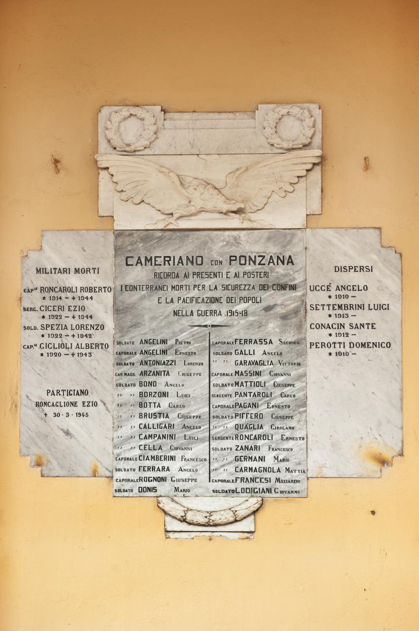 allegoria della Vittoria come aquila (lapide commemorativa ai caduti) di Gartmann Attilio (primo quarto, metà sec. XX, sec. XX)