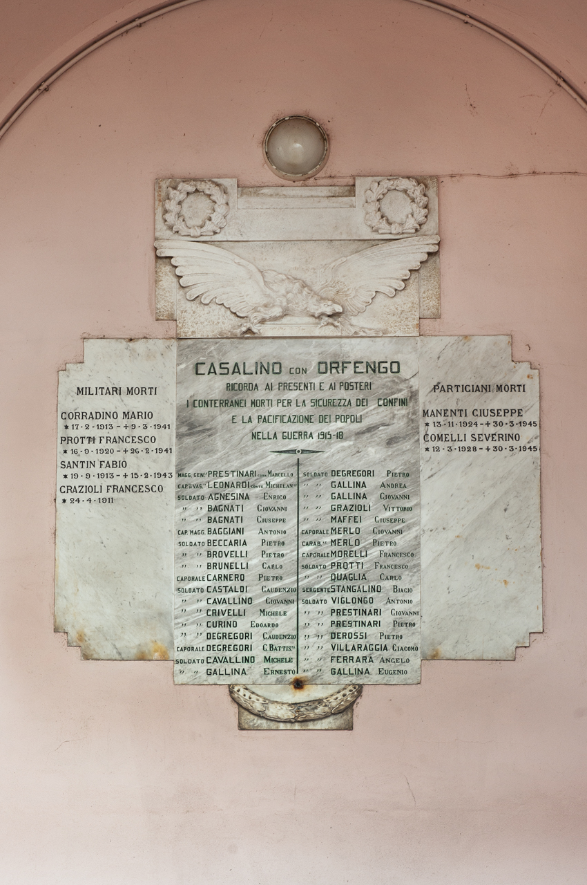 allegoria della Vittoria come aquila (lapide commemorativa ai caduti) di Gartmann Attilio (primo quarto, metà sec. XX, sec. XX)