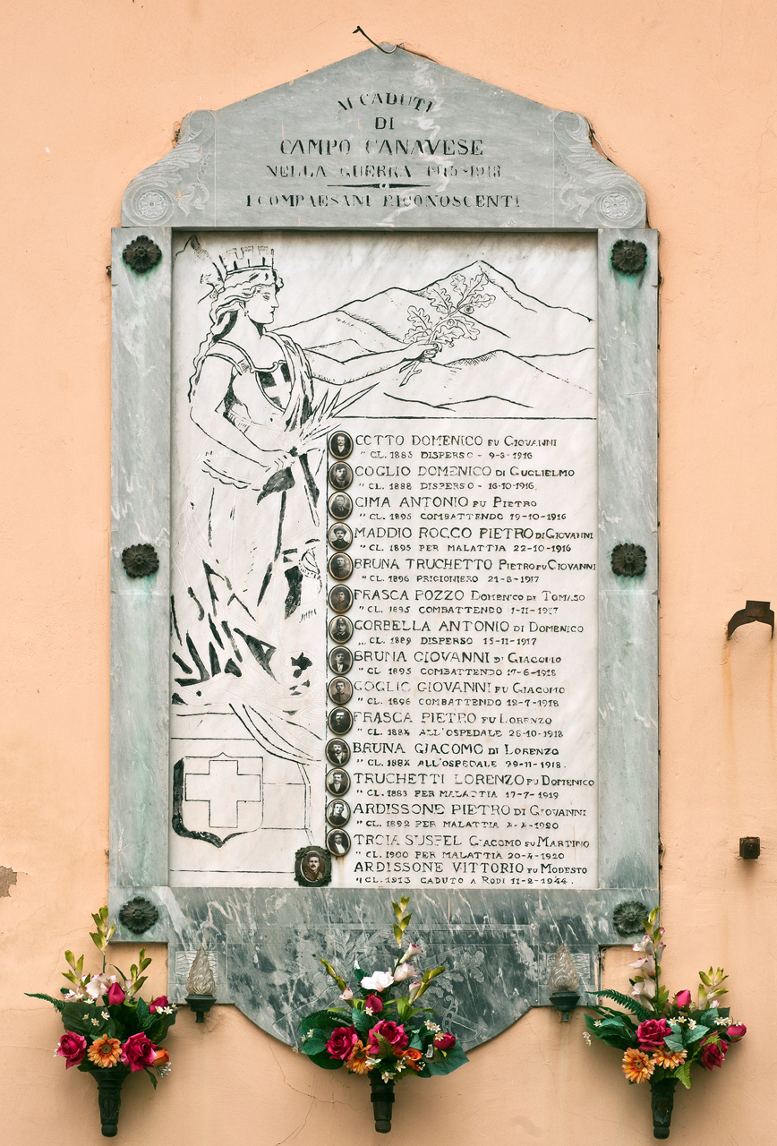 allegoria della Patria, stemma reale sabaudo (lapide commemorativa ai caduti) di Quilico G, Quilico E (primo quarto, metà sec. XX, sec. XX)