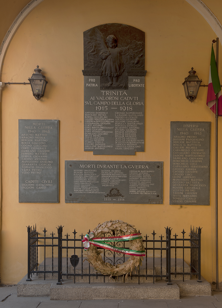 bambino con ramo di palma (monumento ai caduti - a lapide) di Catella Fratelli Ditta, Galateri Annibale (primo quarto, metà sec. XX, sec. XX)
