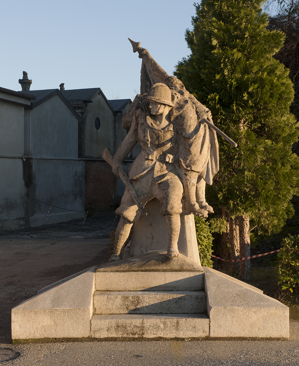 morte del soldato, stemma reale sabaudo (monumento ai caduti - a cippo) di Capra Guido (secondo quarto, metà sec. XX, sec. XX)