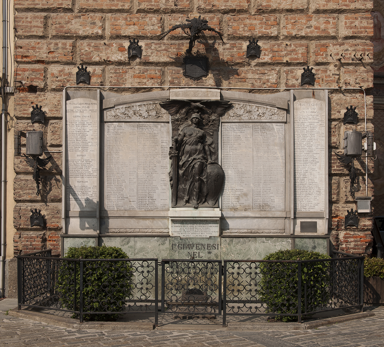 allegoria della Patria, allegoria della Vittoria come aquila (monumento ai caduti - a lapide) di Alloati Giovan Battista (secondo quarto, metà sec. XX, sec. XX)