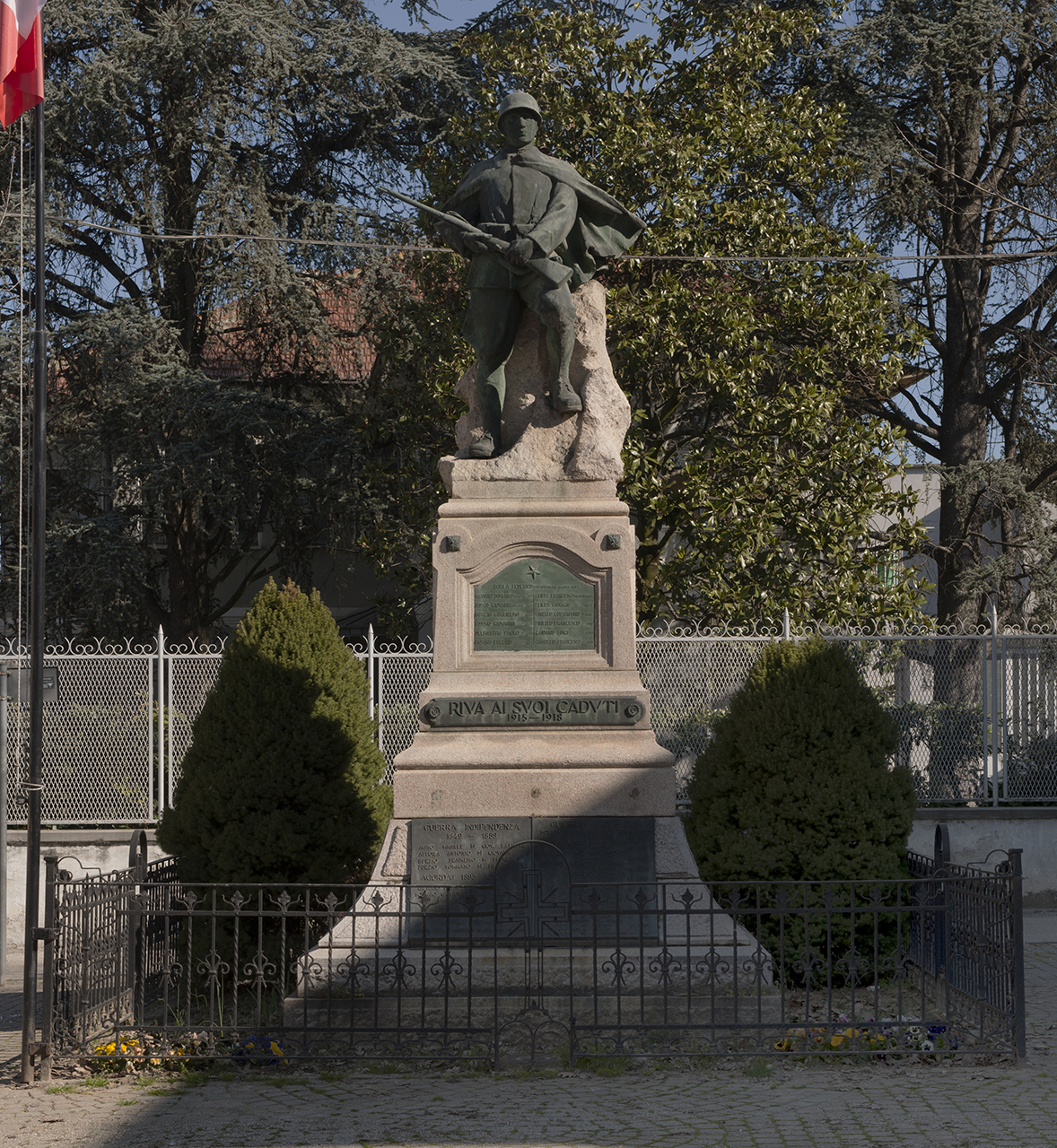 figura di soldato: fante (monumento ai caduti - a cippo) di Debiaggi Casimiro (primo quarto, metà sec. XX, sec. XX)