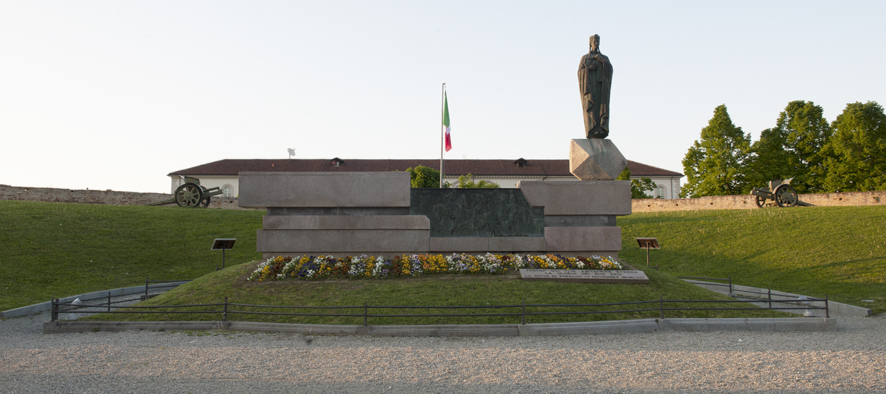 allegoria della Patria, scena di battaglia (monumento ai caduti) di Mollino Carlo, Alloati Adriano (terzo quarto sec. XX)