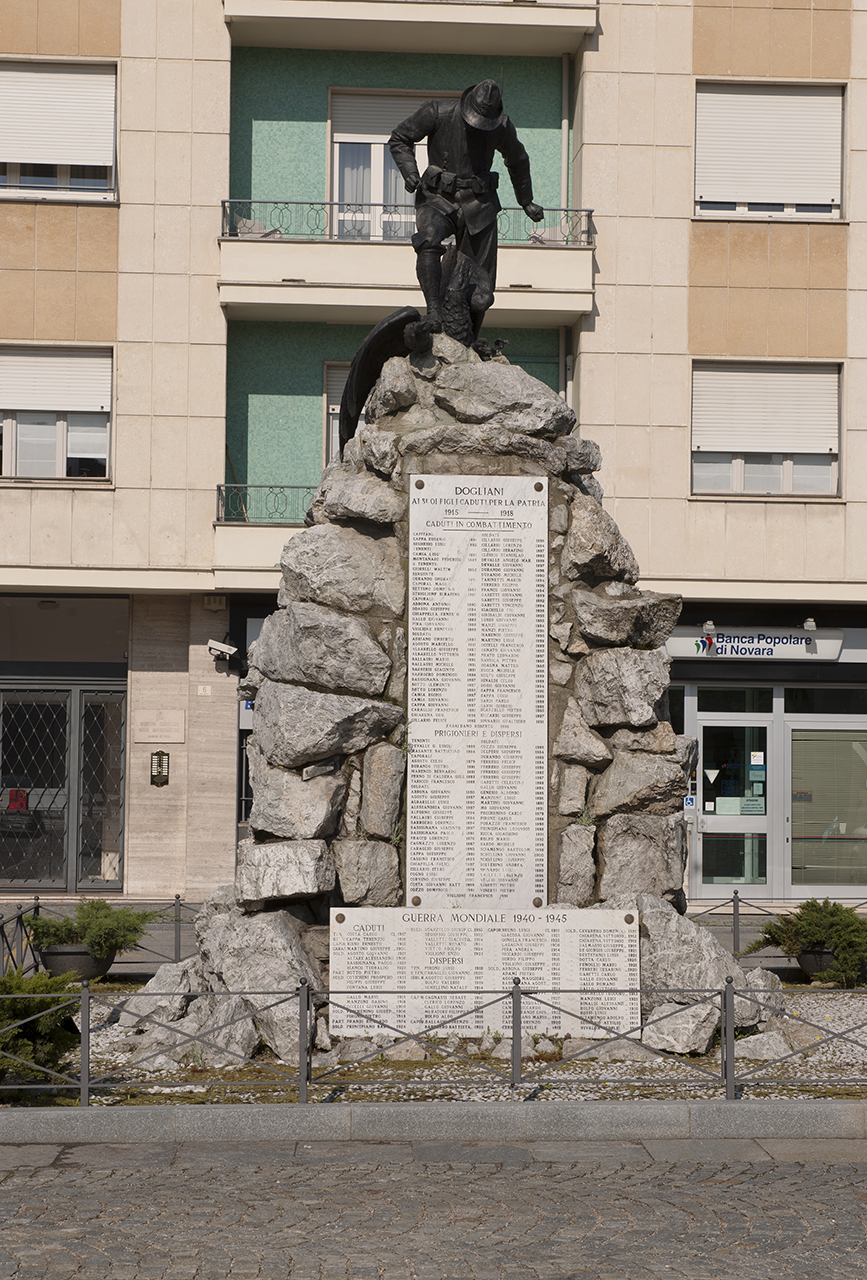 figura di soldato (alpino) con aquila bicipite (monumento ai caduti - a cippo) di Fait Carlo (primo quarto, metà sec. XX, sec. XX)