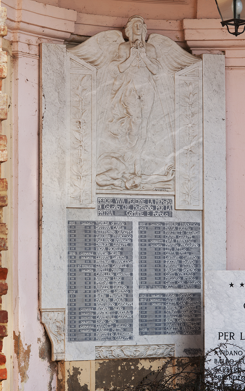 allegoria della morte del soldato (monumento ai caduti - a lapide) di Giorgis Giacomo, Cooperativa Marmi Torino (primo quarto sec. XX)