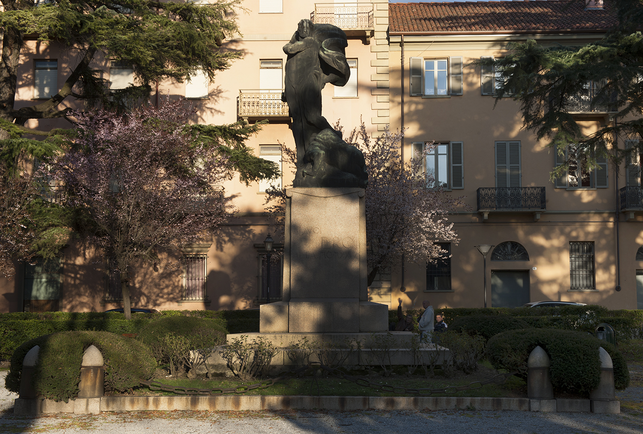 allegoria del soldato come eroe antico (monumento ai caduti - a cippo) di Stagliano Arturo (primo quarto sec. XX)