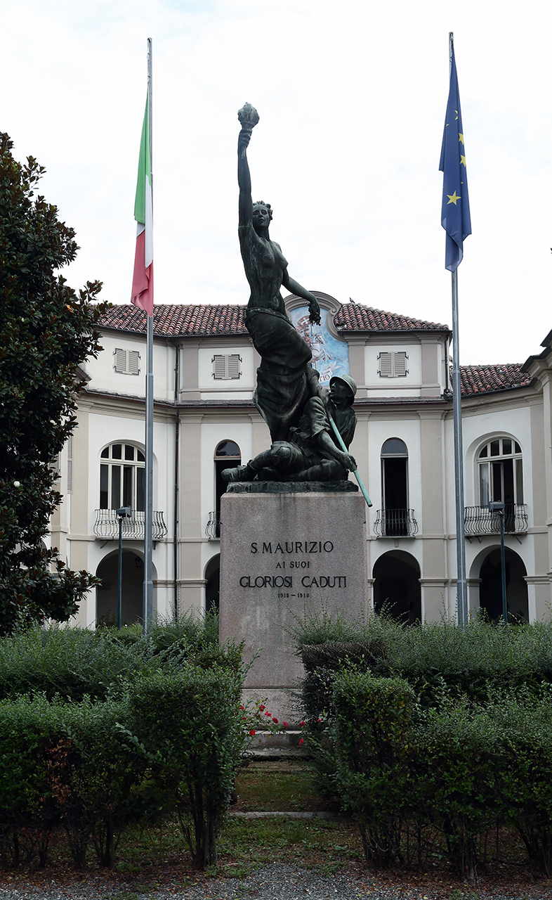 allegoria della Patria con soldato (monumento ai caduti - a cippo) di Monti Michelangelo (secondo quarto sec. XX)
