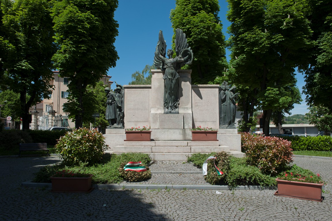 allegoria della Vittoria, figure di soldati: fanti, figure di donne: madri, spose, vedove (monumento ai caduti - ad ara) di Campi, Andrea (secondo quarto sec. XX)
