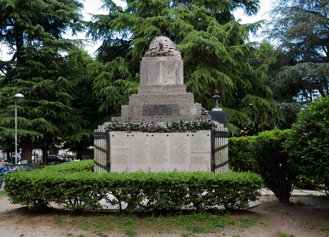 elmo con baionetta e corona di alloro (monumento ai caduti - a cippo) di Rigotti, Annibale, Vaccari, Mario (primo quarto, metà sec. XX, sec. XX)