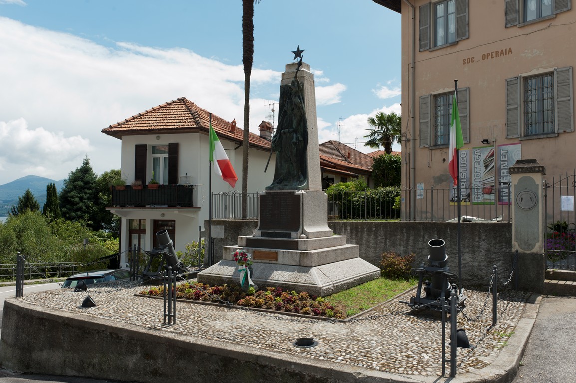 figura di soldato che porta la bandiera (monumento ai caduti - ad obelisco) di Robbioli Giulio (primo quarto, metà sec. XX, sec. XX)