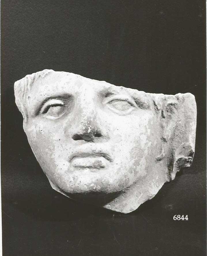 offerente "velato capite" (testa, Breitenstein, n. 803, terrecotte votive) (prima metà III-II a.C)