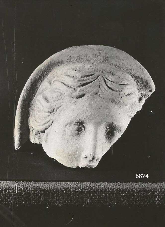 offerente "velato capite" (testa, Chesterman, fig. 51, terrecotte votive) (IV a.C)