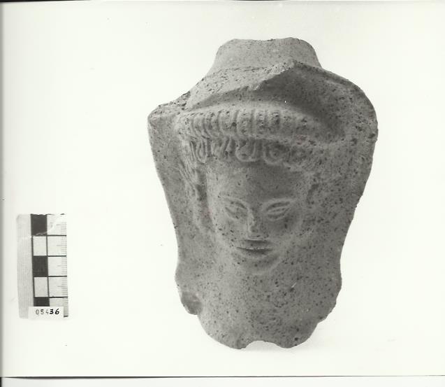 offerente con diadema, velo e cuffia (testa, Lavinium II, C 2 - 7, terrecotte votive) (fine V -IV a.C)