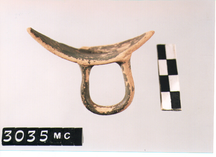 skyphos/ ansa (secc. IV/ III a.C)