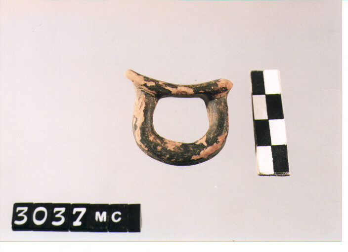 skyphos/ ansa (secc. IV/ III a.C)