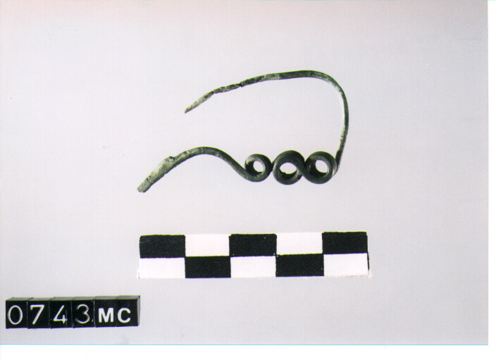 FIBULA SERPEGGIANTE CON ARCO AD OCCHIELLI - CULTURA TOMBE A FOSSA (SEC. VIII A.C)