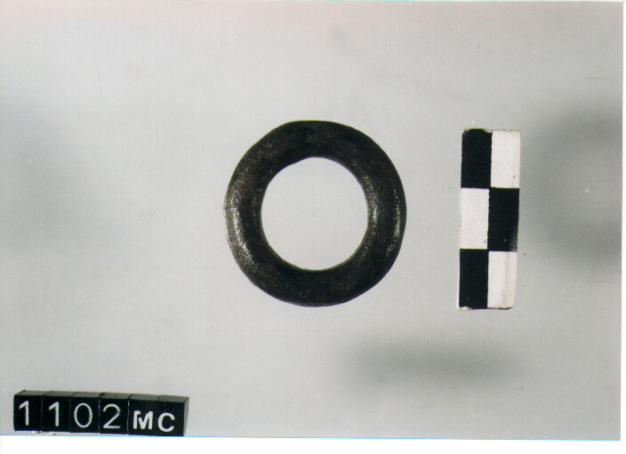 ANELLO DA SOSPENSIONE - CULTURA TOMBE A FOSSA (SECC. IX/VIII A.C)