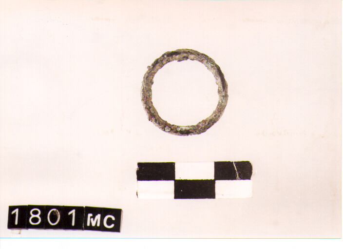 ANELLO DA SOSPENSIONE - CULTURA TOMBE A FOSSA (SECC. IX/VIII A.C)