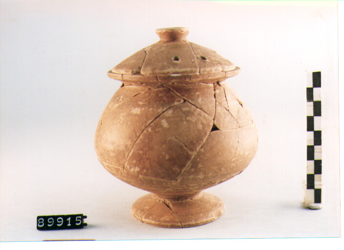 PISSIDE CON COPERCHIO (secc. VII/ VI a.C)