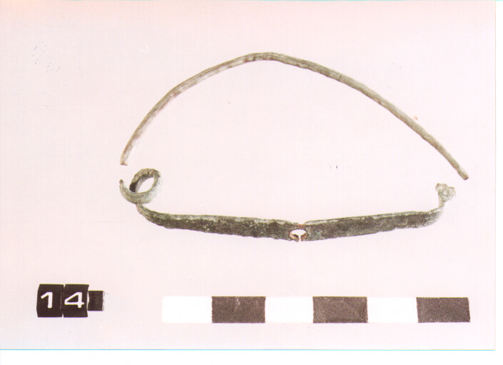 FIBULA CON ARCO A NASTRO (SECC. IX/VIII A.C)