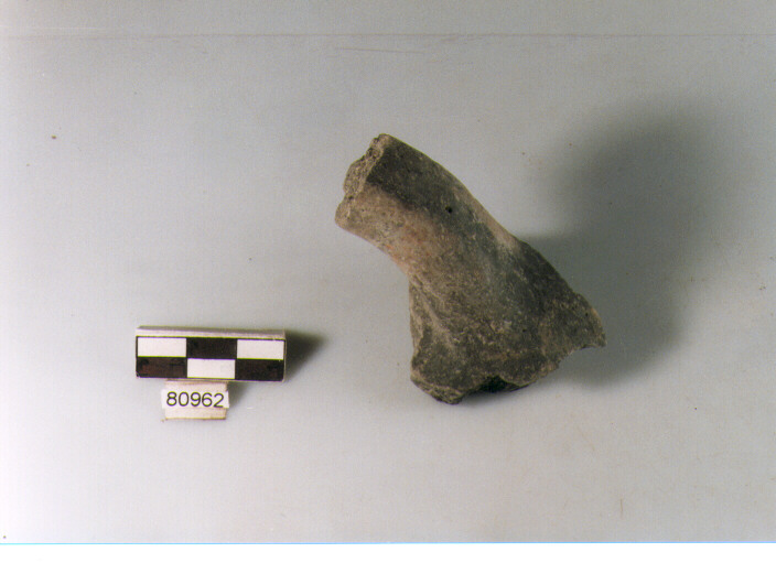 ansa verticale a nastro, ansa verticale a nastro, Archi (BF/ prima età del Ferro)