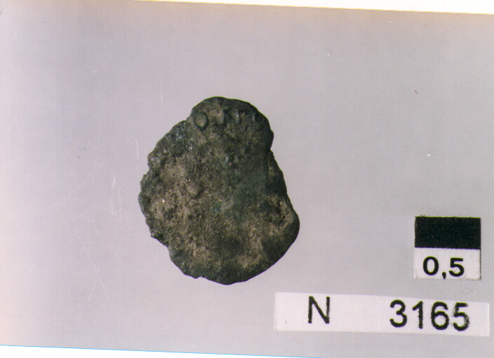 R: non identificabile, testa di imperatore(?)/ V: due stendardi al centro,a sinistra un soldato stante con lancia e scudo. Rivolto a destra verso l'altro non visibile (moneta, follis) (sec. IV d.C)