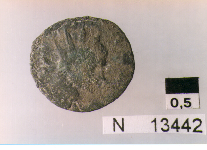 R: testa radiata di Valeriano a destra / V: altare (moneta, antoniniano) (sec. III d.C)