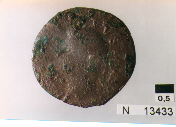 R: testa di Tiberio nuda a sinistra / V: altare con parta a pannelli S Cai lati (moneta, asse) (sec. I d.C)