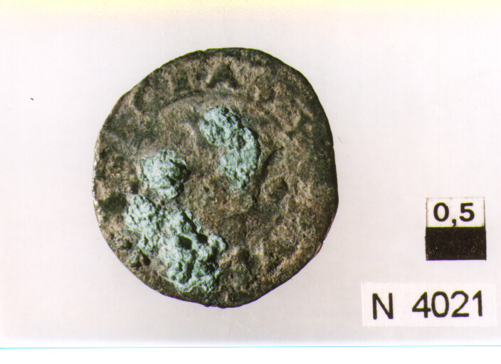 R/ nel campo lettere sormontate da coronna a destra; V/ croce potenziata (moneta, grano) (sec. XVI d.C)