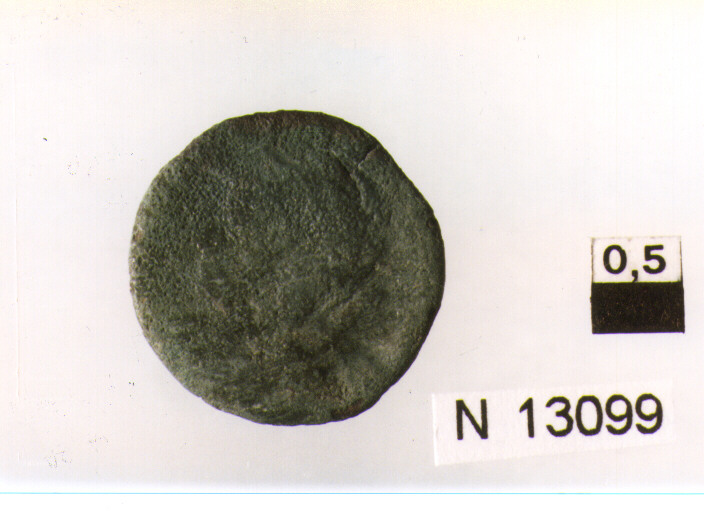 R/ busto corazzato ed almato di Costantinopoli a sinistra; V/ Vittoria alata stante su prua a sinistra con lancia e scudo (moneta, follis) (sec. IV d.C)