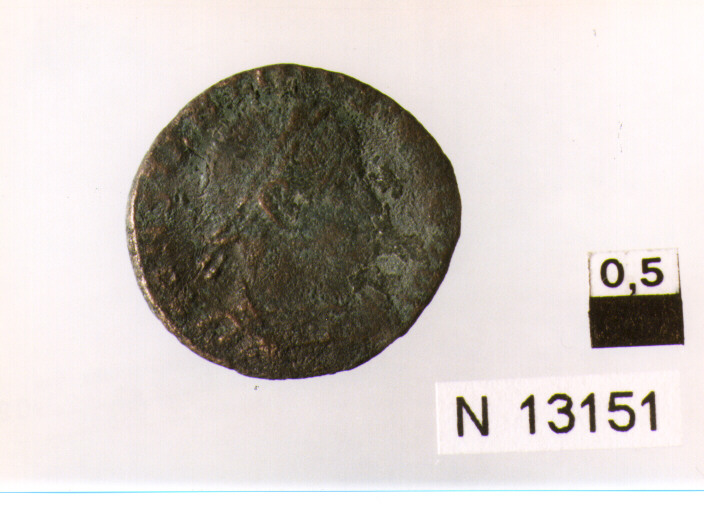 R/ busto drappeggiato, corazzato e diademato di Costantino a destra; V/ due soldati stanti, tra uno stendardo, rivolti l'uno verso l'altro (moneta, follis) (sec. IV d.C)