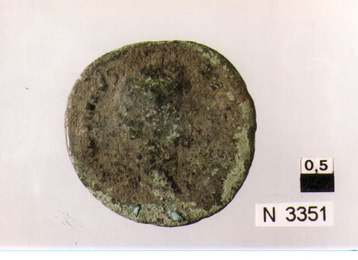 R/ testa di imperatore Antonino Pio(?) a destra; V/ figura femminile drappeggiata stante a sinistra (moneta, asse) (sec. II d.C)