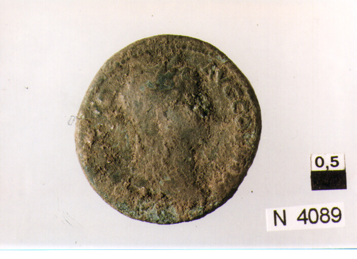 R/ testa laureata di Adriano a destra; V/ Provincia drappeggiata sdraiataa sinistra poco leggibile (moneta, asse) (sec. II d.C)