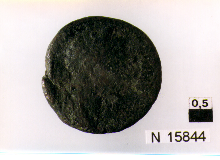 R/ testa laureata di Marco Aurelio(?) a destra; V/ imperatore stante a sinistra sacrificante in altare (moneta, asse) (sec. II d.C)