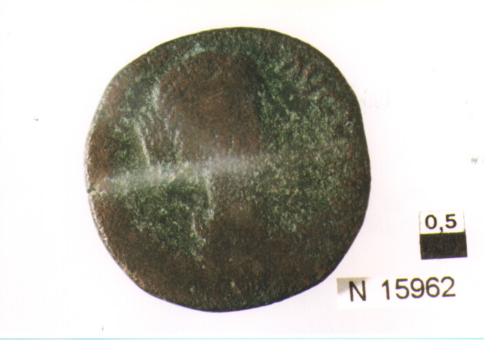 R/ busto drappeggiato di Faustina II a destra; V/ Salus(?) seduta a sinistra nutre serpente arrotolato ad altare (moneta, sesterzio) (sec. II d.C)