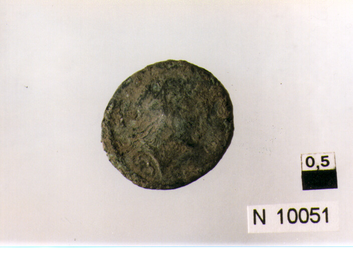 R/ busto drappeggaito, corazzato e diademato di imperatore Costantino(?) a destra; V/ imperatore in abiti militari stante a sinistra con globo e lan cia (moneta, follis) (sec. IV d.C)