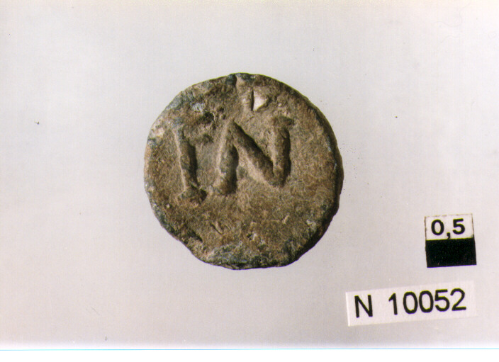 R/ illeggibile; V/ imperatore a sinistra in abiti militari colpisce cavaliere caduto (moneta, follis) (sec. IV d.C)