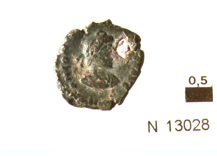 R/ busto drappeggiato e diademato di imperatore a destra; V/ imperatore in abiti militari a sinistra con lancia e globo (moneta, follis) (sec. IV d.C)